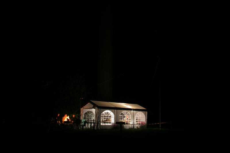 Viel schwarz und ein Zelt