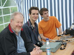 Rene, Andre, Christian - gedämpftes Lachen