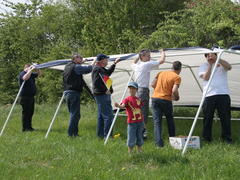 Zelte brauchen schon Manpower