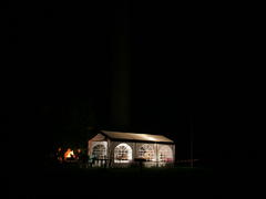 Viel schwarz und ein Zelt